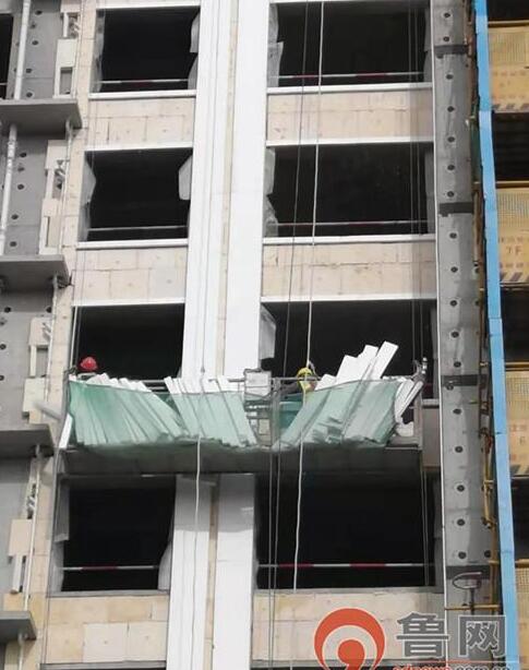 外墻保溫材料施工泡沫亂飛，周邊群眾質疑舉報
